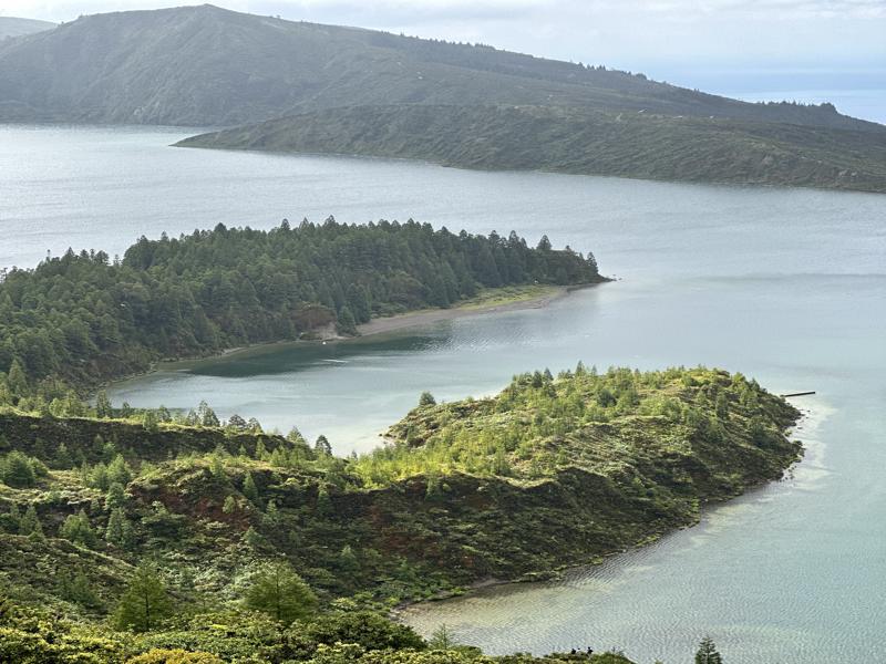 Hiking down to Lagoa do Fogo