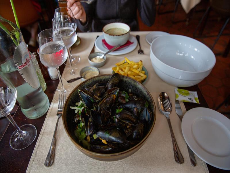 Mussels and asparagus soup for lunch