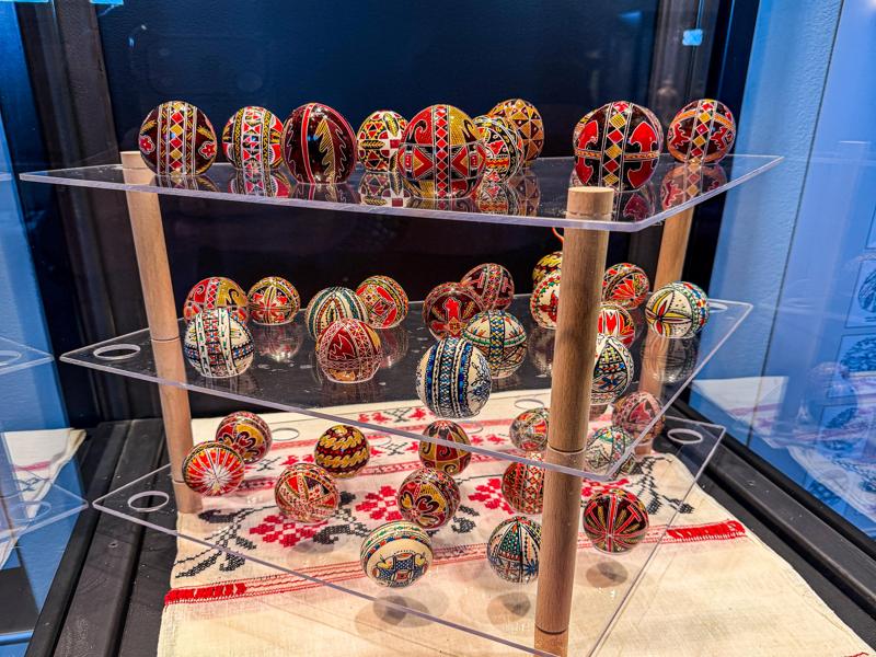 Random Romanian Easter egg display