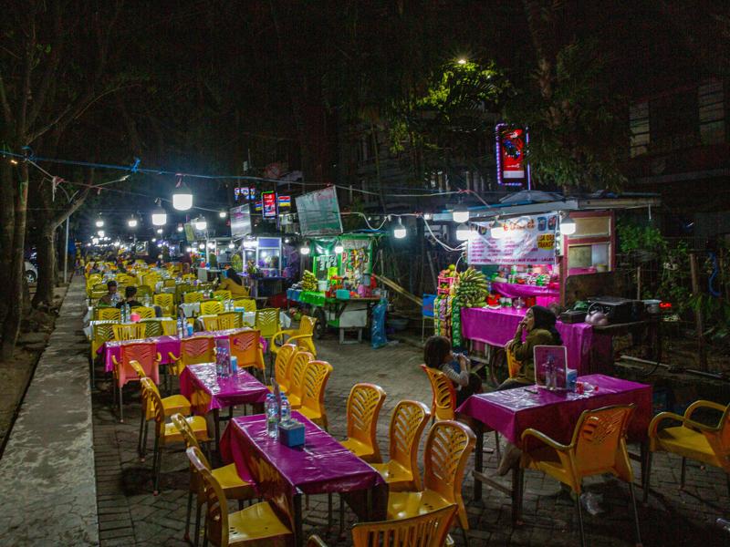 There were a lot of food stalls along the waterfront