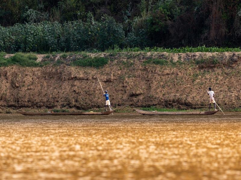 Men pushing up the river