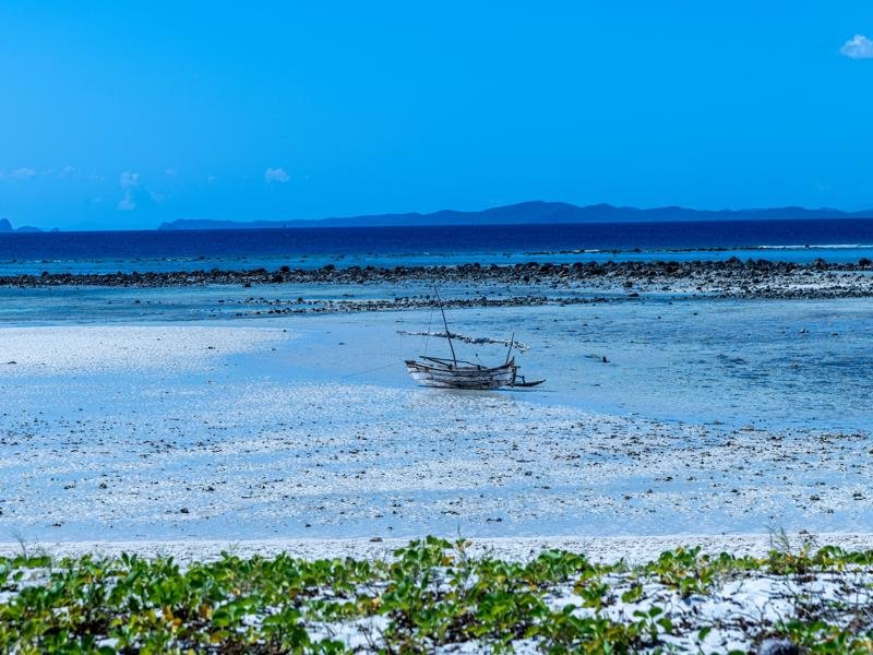 Lower tide on Nosy Iranja traps the boats