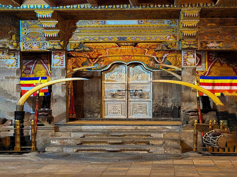 In the evening we visited the Temple of the Buddha tooth relic