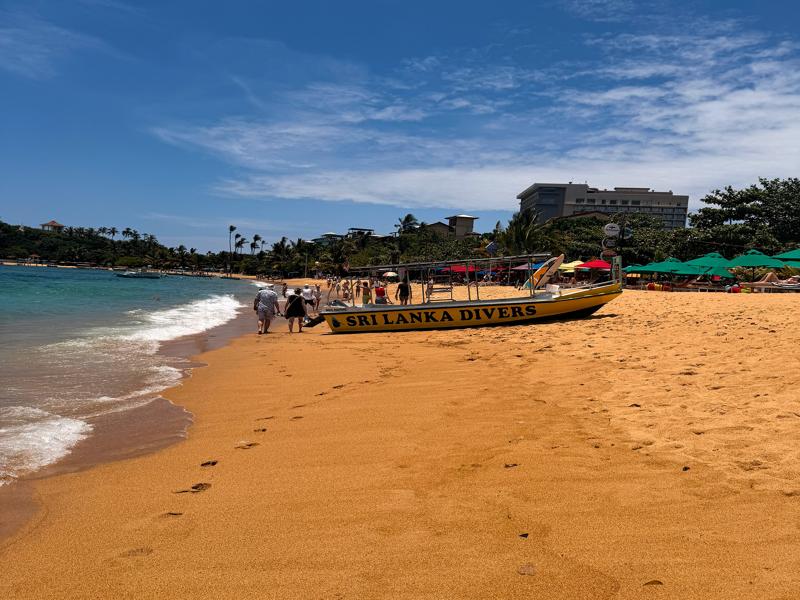 There were a lot of dive shops on Unawatuna beach
